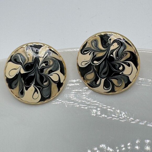 80s Swirl Enamel Round Button Earrings Black Cream Gold Clip-On Metal Retro - Picture 1 of 9